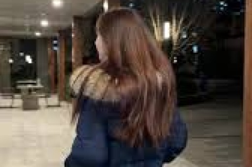 戚薇当妈后越发年轻！穿绿色夹克+白色短裙清新减龄又少女